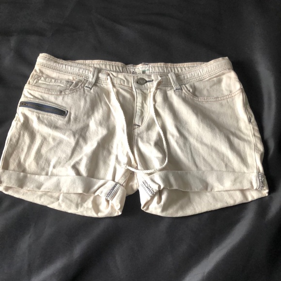 Roxy mid rise  beige denim shorts. Navy accent zipper and stitching - Picture 1 of 7